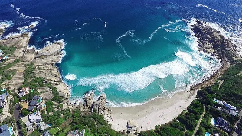 Strand an der Atlantikküste bei Kommetjie – goldenes Abendlicht über dem Wasser